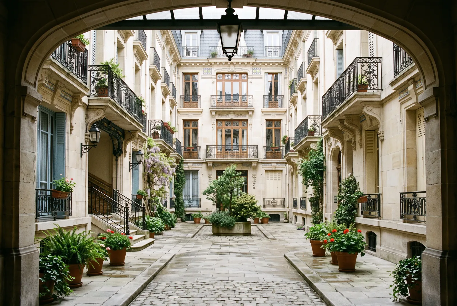 Cour intérieure d'un immeuble à Vichy